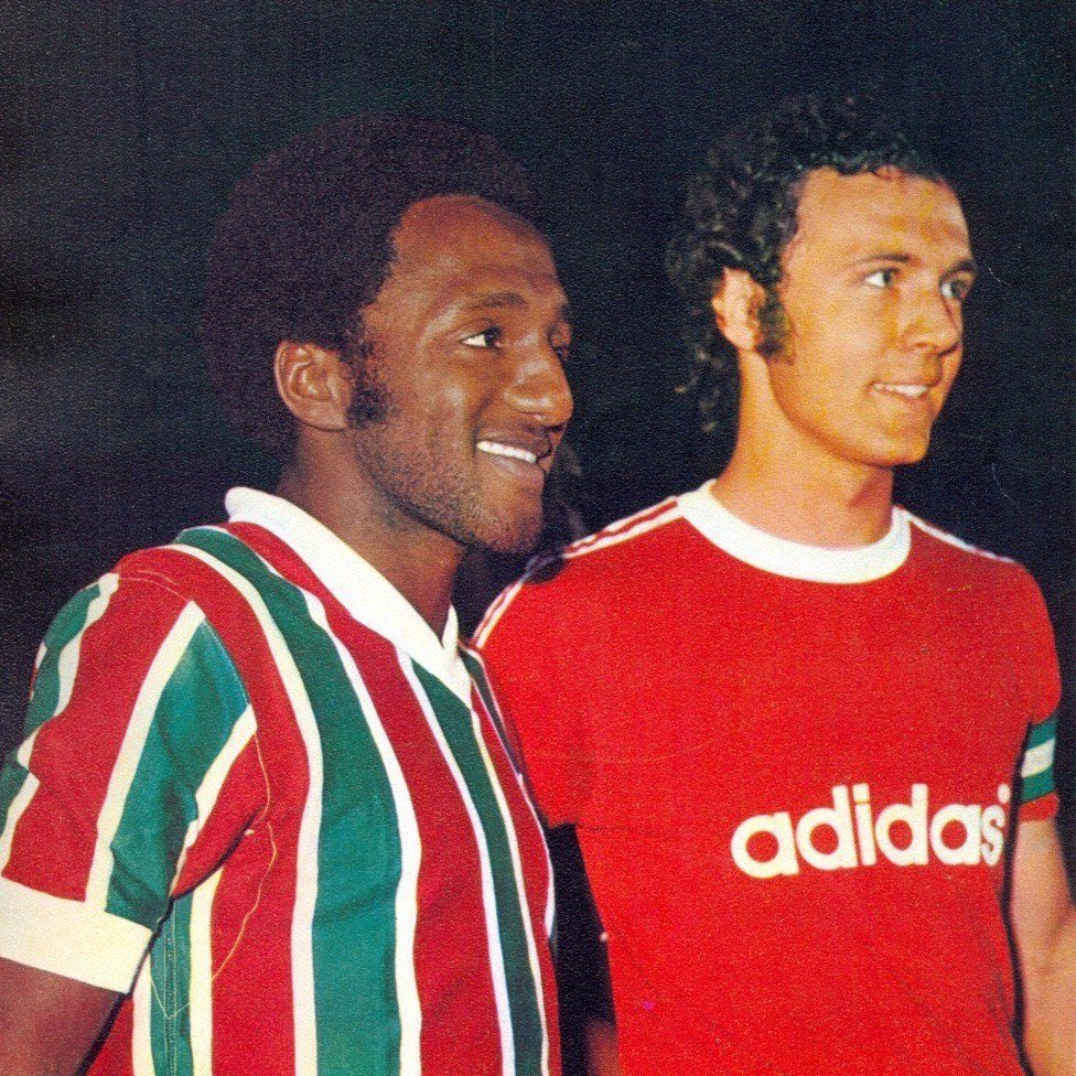 FluminenseFC's tweet photo. O Fluminense Football Club lamenta profundamente o falecimento do gigante Franz Beckenbauer, um dos maiores jogadores da história do futebol alemão e mundial. 

Tivemos a honra de, em 1975, enfrentar o Kaiser em um amistoso contra o Bayern de Munique, no Maracanã. 

Toda a nossa força a familiares, amigos e fãs.