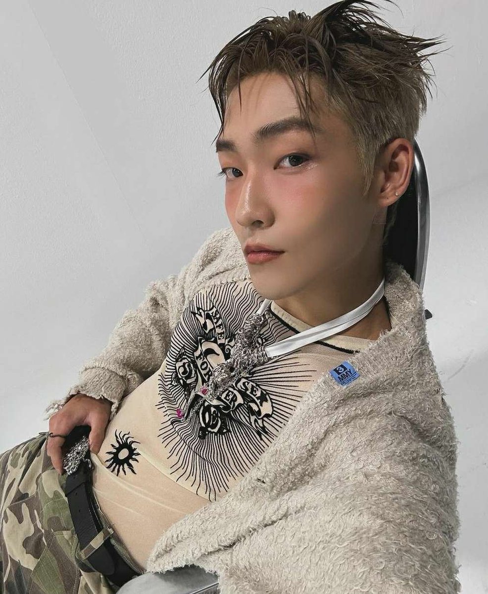 kevsangmil's tweet photo. designing a solo album for kevin moon; a thread! ☆ https://t.co/JvY4wP5qFb