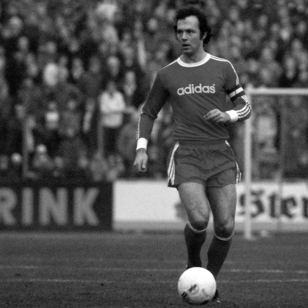 Franz Beckenbauer: a football poet, gracefully weaving his artistry into the romantic fabric of the beautiful game. 𝗗𝗮𝗻𝗸𝗲, 𝗥𝘂𝗵𝗲 𝗶𝗻 𝗙𝗿𝗶𝗲𝗱𝗲𝗻, 𝗗𝗲𝗿 𝗞𝗮𝗶𝘀𝗲𝗿.