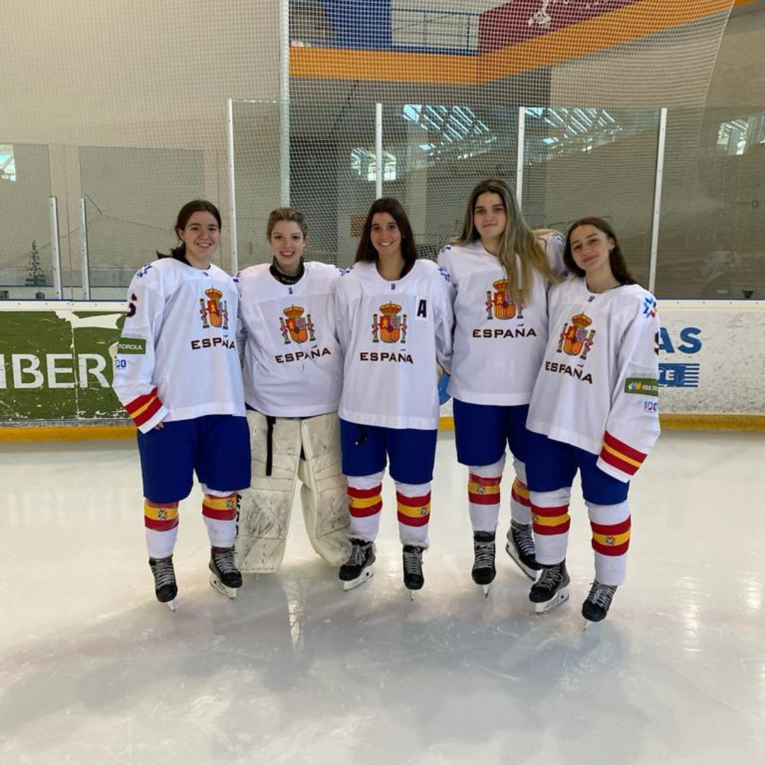 🏒 Les catalanes Rosa Martí, Carlota Badorrey, Paula Giménez, Indira Bosch i Kiera O'Hare, formaran part de la selecció espanyola U18 per disputar el Mundial U18 Femení Divisió IB que es disputarà a Jaca. 💪 Molta sort! #fech #esportshivern @fedhielo