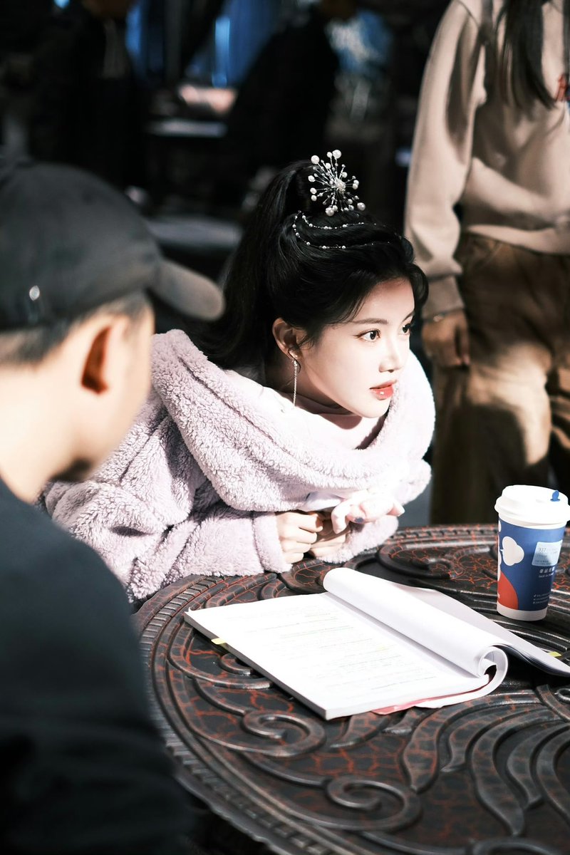 #SunZhenni’s team shares snaps from the currently filming xianxia drama #千朵桃花一世开
