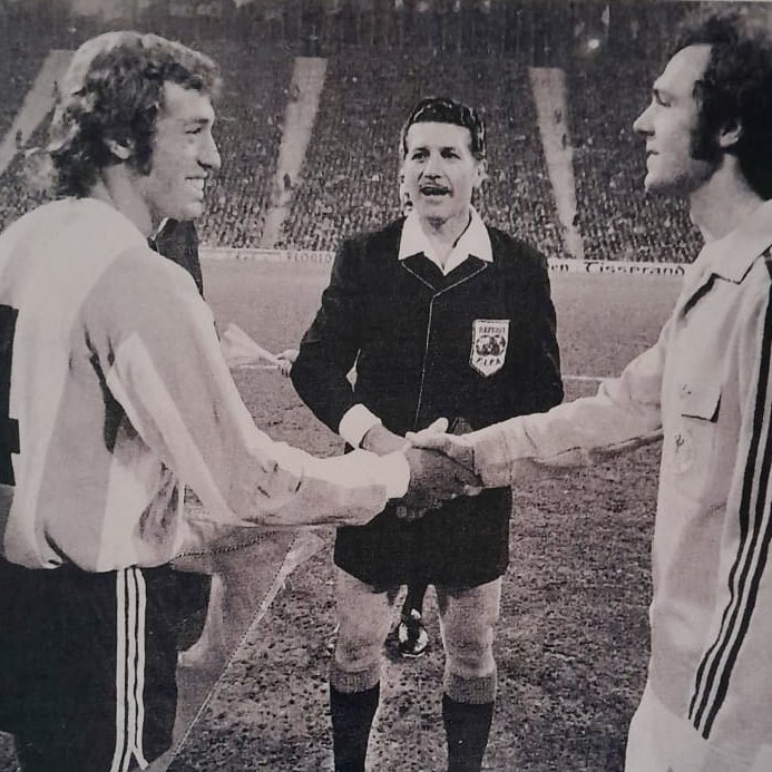 Hoy nos dejó uno de los mejores jugadores de la historia del fútbol. Es un orgullo para mí haber jugado con Argentina ante Alemania y saludarlo antes de empezar. QEPD Franz Beckenbauer