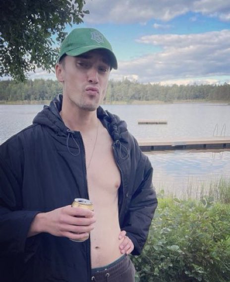📲 Instagram:

notthaterik (finsta) has a new post:

“coat during a lake day. only in sweden.”