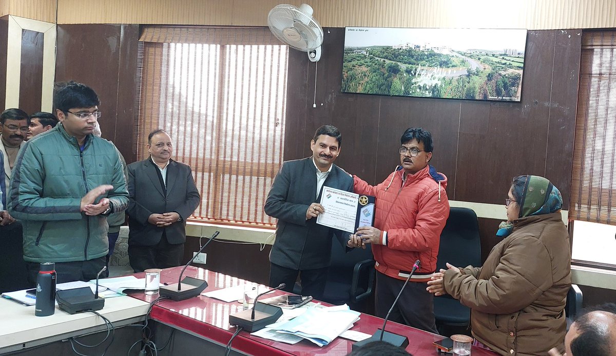 manojg97's tweet photo. आज दिनांक 8 जनवरी 2024 को आयोजित जिलास्तरीय सम्मान समारोह में जिले के समस्त जिलाधिकारियों की उपस्थिति में आदरणीय कलेक्टर सर के द्वारा  निर्वाचन में उत्कृष्ट कार्य के लिए प्रशस्ति-पत्र व शील्ड देकर सम्मानित किया गया। https://t.co/w9jC2k0hjb