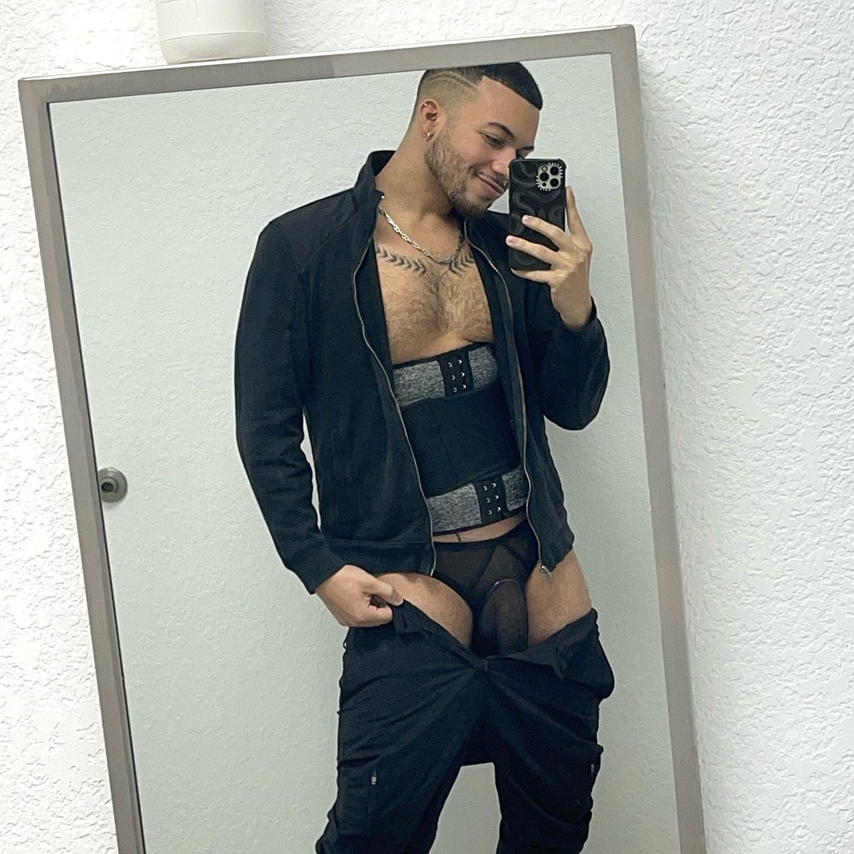 E X T E V A N tweet media