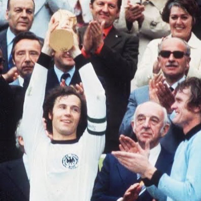 _seumatias_'s tweet photo. Mais um craque que nos deixa. 😞⚽️

Beckenbauer foi campeão com a Alemanha como jogador em 1974. Na ocasião ele era o capitão e ergueu o troféu da Copa do Mundo vencida pelos donos da casa.

Em 1990 comandou a seleção que conquistou o tricampeonato na Itália.

Descanse em paz. 🕊️ https://t.co/4kd62gShoK