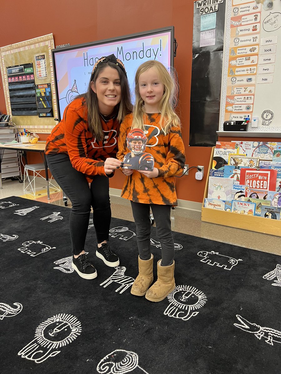 Nothing like a <a href="/Bengals/">Cincinnati Bengals</a> win and twinning with a student on the first day back for 2024! 🧡🖤
#WhoDey <a href="/MapleDaleElem/">Maple Dale Elem</a> <a href="/SycamoreSchools/">Sycamore Schools</a> <a href="/JoeyB/">Joey Burrow</a>