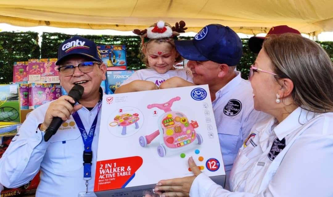 viceservicios's tweet photo. En el estado Zulia, el presidente de Cantv, MG. Jesús Aldana, lideró una comisión de la #VPSOPS, para la entrega de más de 7.300 juguetes a niñas y niños durante una actividad recreativa en la parroquia El Bajo, Mcpio. San Francisco.

#10Ene https://t.co/6ffhqE42pP