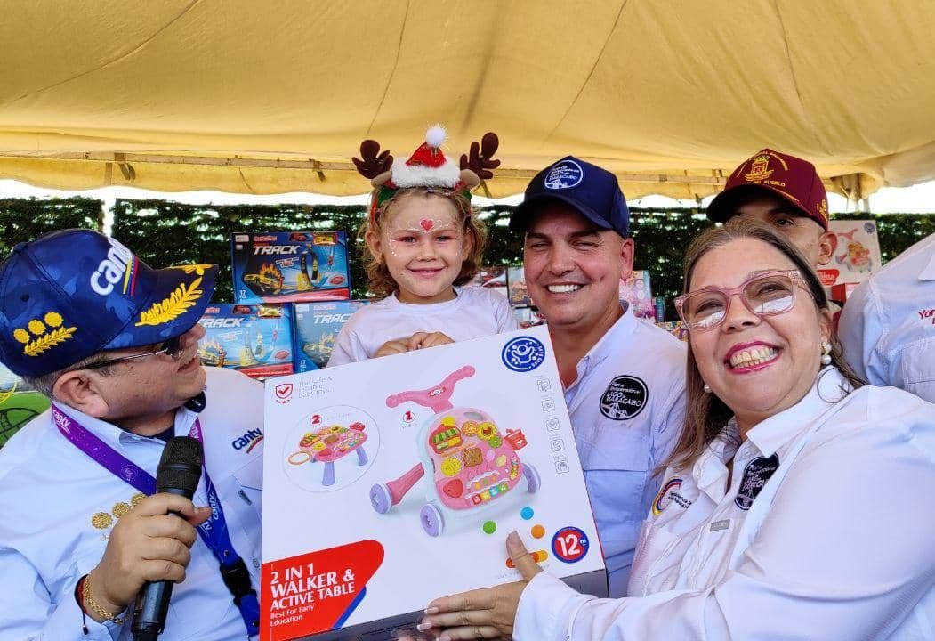 viceservicios's tweet photo. En el estado Zulia, el presidente de Cantv, MG. Jesús Aldana, lideró una comisión de la #VPSOPS, para la entrega de más de 7.300 juguetes a niñas y niños durante una actividad recreativa en la parroquia El Bajo, Mcpio. San Francisco.

#10Ene https://t.co/6ffhqE42pP