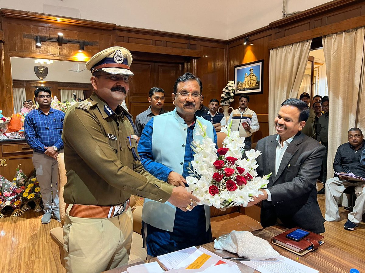 KrVijayShah's tweet photo. आज इंदौर में संभागीय बैठक से पूर्व इंदौर संभागायुक्त श्री मालसिंह जी एवं इंदौर रेंज (ग्रामीण) के पुलिस महानिरीक्षक श्री राकेश गुप्ता जी से भेंट कर महत्वपूर्ण विषयों पर चर्चा की।
#IndoreDivision #MPGovt https://t.co/xetL5S7ZDg