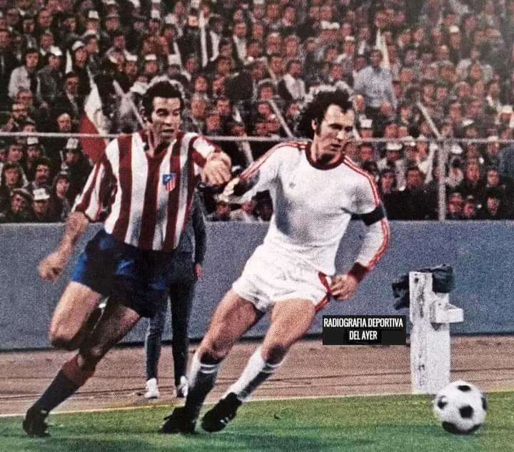 Se nos va uno de los mejores jugadores de la historia, el lider de la mejor Alemania de la historia e icono representativo de una época junto a Johan Cruyff y Pelé. 
Hoy vuelve a llorar la pelota...Descansa en paz Kaiser!!!