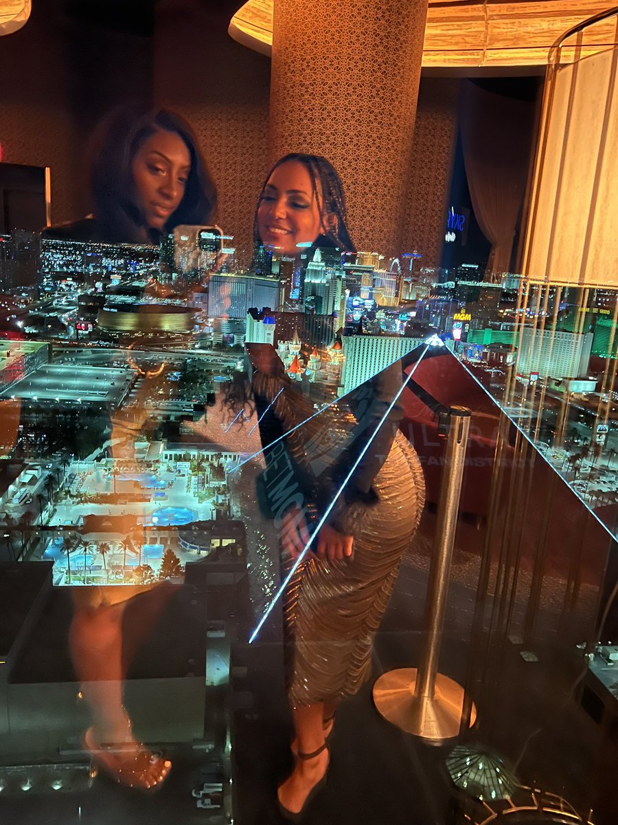 LalaUBeezy's tweet photo. Here with my cousin in Vegas just us thuggin &amp; this creepy couple behind us tried to bag us to go do molly &amp; blow in their rooms so they could have their way with us she’s grabbing his dick and showing us her naked pasty body selfies from her room, we were plotting and exit.  🤦🏾‍♀️ https://t.co/Ilkahuc0mo