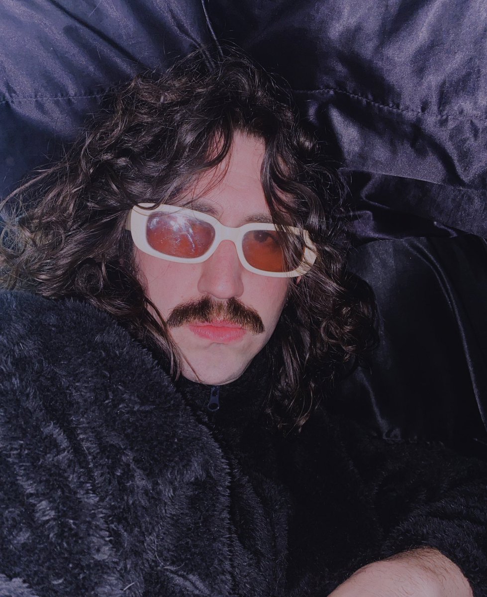 New single this Friday, presave if you do that kind of thing. I'm genuinely so stoked to share this song, might be my favorite. Love you 😘😘😘

share.amuse.io/track/crumbsna…