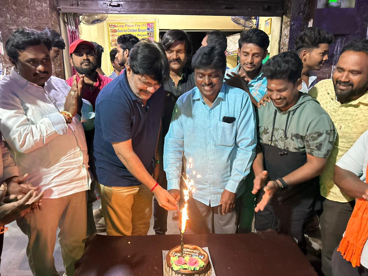 MadhuYadavTarak's tweet photo. Kurnool Dt

#Adoni @tarak9999 fan's
#DeveraGlimpse
Celebrations...🔥🔥🔥

#DEVARAStrormBegins https://t.co/NRhXvv82vL