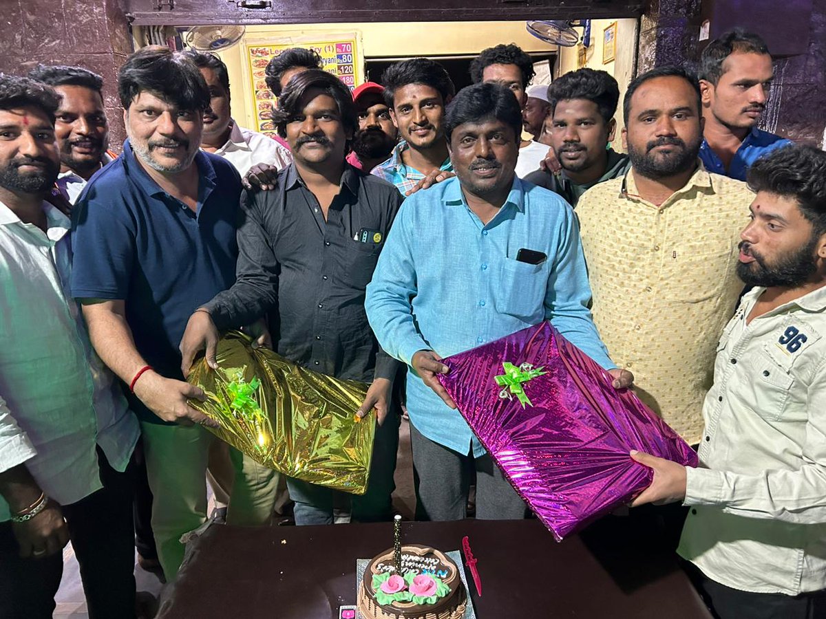 MadhuYadavTarak's tweet photo. Kurnool Dt

#Adoni @tarak9999 fan's
#DeveraGlimpse
Celebrations...🔥🔥🔥

#DEVARAStrormBegins https://t.co/NRhXvv82vL
