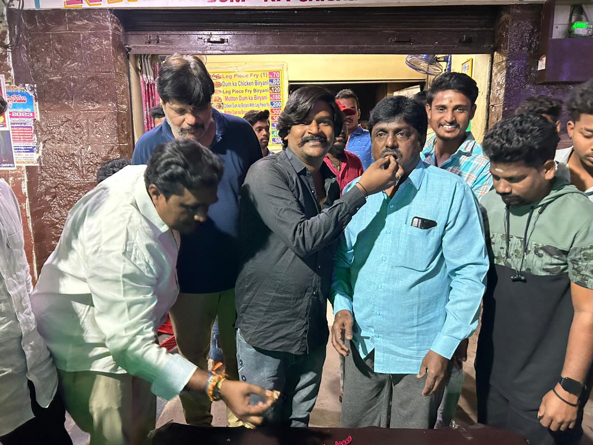 MadhuYadavTarak's tweet photo. Kurnool Dt

#Adoni @tarak9999 fan's
#DeveraGlimpse
Celebrations...🔥🔥🔥

#DEVARAStrormBegins https://t.co/NRhXvv82vL