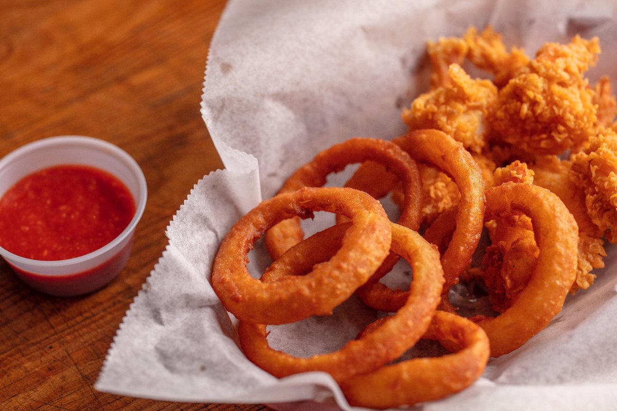 Dipped, fried, and absolutely delicious 🤤 

#DirtyFun #CajunFood #FlavorfulFeast #Mouthwatering #crab #shrimp #sauce #lemonpepper #garlic #lime #hungry #foodie #twoclaws #twoclawscajun #fingerlickinggood #culinarydelight