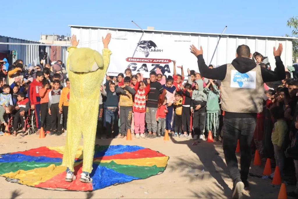 OneUmmahCharity's tweet photo. Despite the challenging circumstances, giving the children a reason to smile, even if only for a short while, might make it easier for them to cope with this difficult time. 
➤ https://t.co/SDGSPLnELp
𝟏𝟎𝟎% 𝐃𝐨𝐧𝐚𝐭𝐢𝐨𝐧 𝐏𝐨𝐥𝐢𝐜𝐲

#ukcharity🧵⬇️ 2/3 https://t.co/Sik7uSnxio