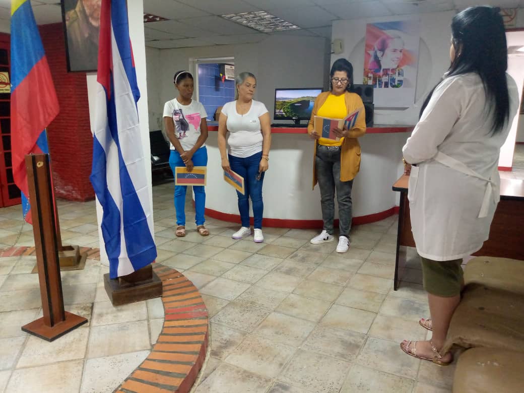 Se realizó matutino en la coordinación de la Misión Médica 🇨🇺 en el Estado Miranda 🇻🇪 donde se resaltaron las noticias y efemérides más importante de la semana. #EstaEsLaRevolución 
#CubaPorLaVida 
<a href="/CubaMir_Ven/">Brigada Médica Cubana Estado Miranda</a>
<a href="/DrYusleivy/">Dr. Yusleivy Martínez</a>
<a href="/MINSAPCuba/">Ministerio de Salud Pública de Cuba</a>