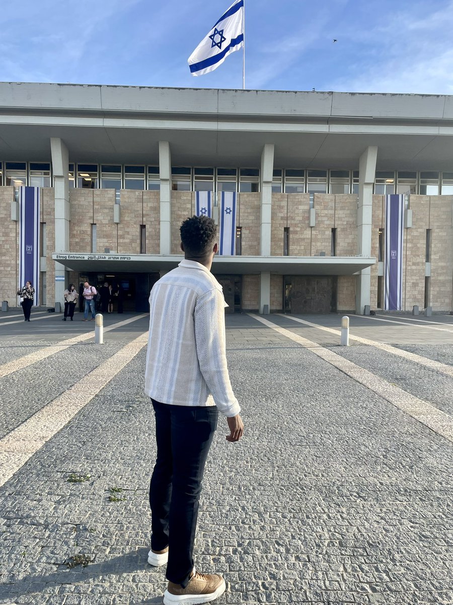 Xaviaer DuRousseau tweet media