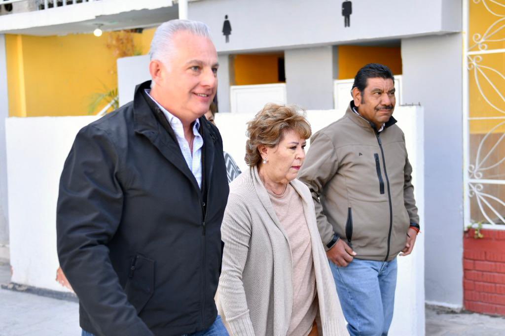 RomanCepeda's tweet photo. Arrancamos la semana visitando a mis amigas de las colonias en el poniente de #MiQueridoTorreón❤️, dando atención y seguimiento a las principales necesidades en este sector de nuestro municipio. ¡Excelente lunes para todos! #TorreónSiemprePuede 🙌🏻 https://t.co/TWHzzXCM9r