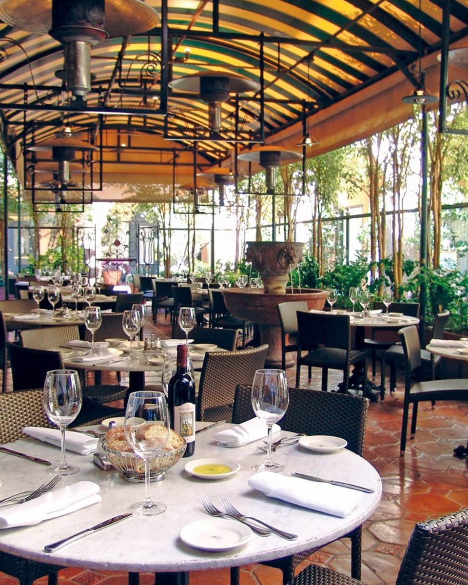 Unleash success in 2024! Plan your company’s goals over delicious Italian food and set the stage for an incredible year. 

Good food and great ideas are the perfect recipe for a successful year 🥂