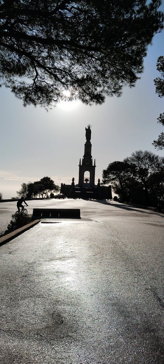 Monumento de Cristo Rey⛪ 
Felanix, islas Baleares, España.
Latinos por el Mundo 🌍 
#travel #travelblogger #felanix
#latinos #turistiando #turistiandoando  
#latinosenespaña🇪🇸 #latinoseneuropa #colombianosenespaña #colombianosenelexterior #colombia