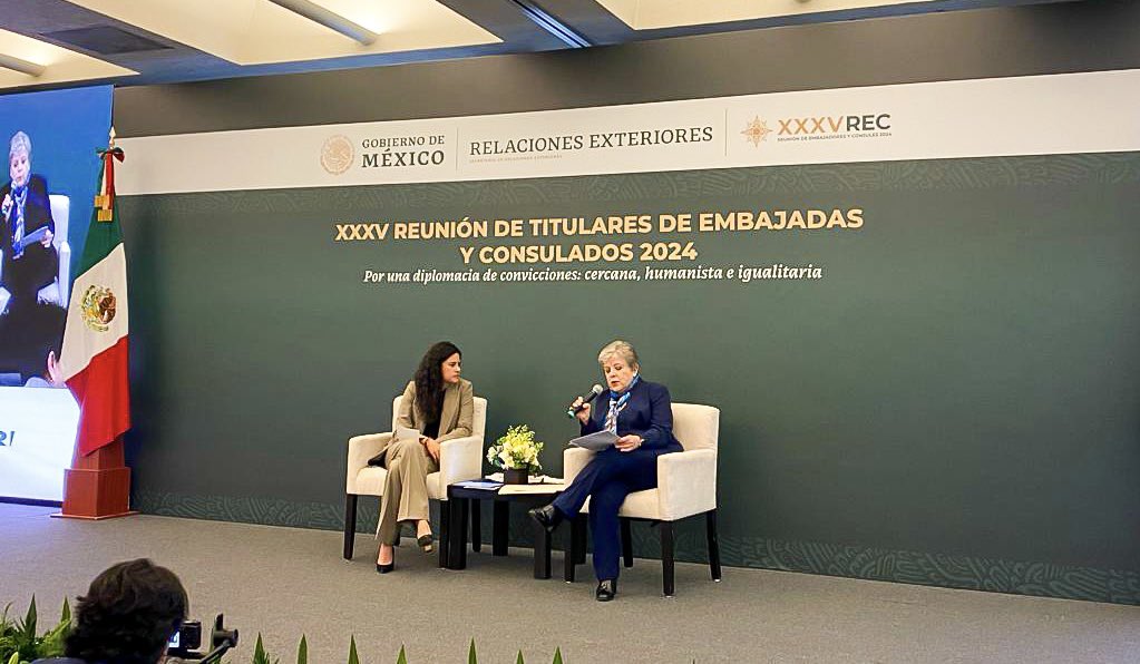 ConsulMexFrk's tweet photo. La cónsul @CeciliaVB_Mx participa en las diferentes jornadas de trabajo #REC2024:
1️⃣La Sria. de @SEGOB_mx, @LuisaAlcalde y el panorama político de 🇲🇽
2️⃣Los Srios. @R_Ramirez_O de @Hacienda_Mexico y @marathb de @STPS_mx, presentaron el panorama de logros sociales y económicos de🇲🇽 https://t.co/A0iaMat3vp