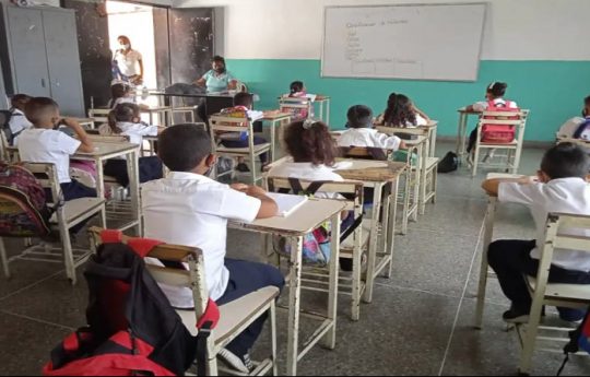 PsuvMirandaVE's tweet photo. A partir de este lunes 8 de enero, las escuelas, liceos y universidades del país, se preparan para un regreso a clases 2024 con alegría, luego de finalizar las vacaciones decembrinas. #PsuvMiranda #9Ene https://t.co/Jyf4fqBGPV https://t.co/a30obvFghb