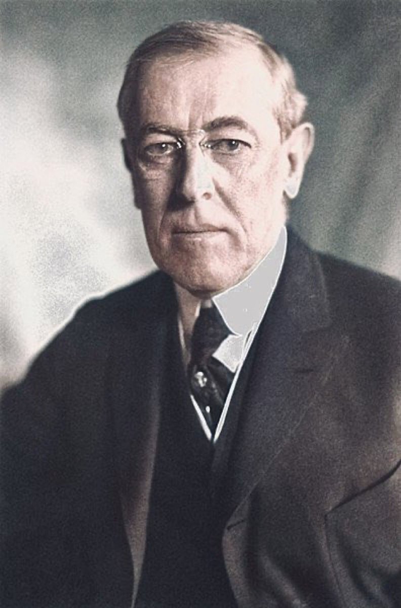 Le 8 janvier 1918, le président américain Wilson énonce ses « quatorze points » pour mettre fin à la Première guerre mondiale et préparer la paix.