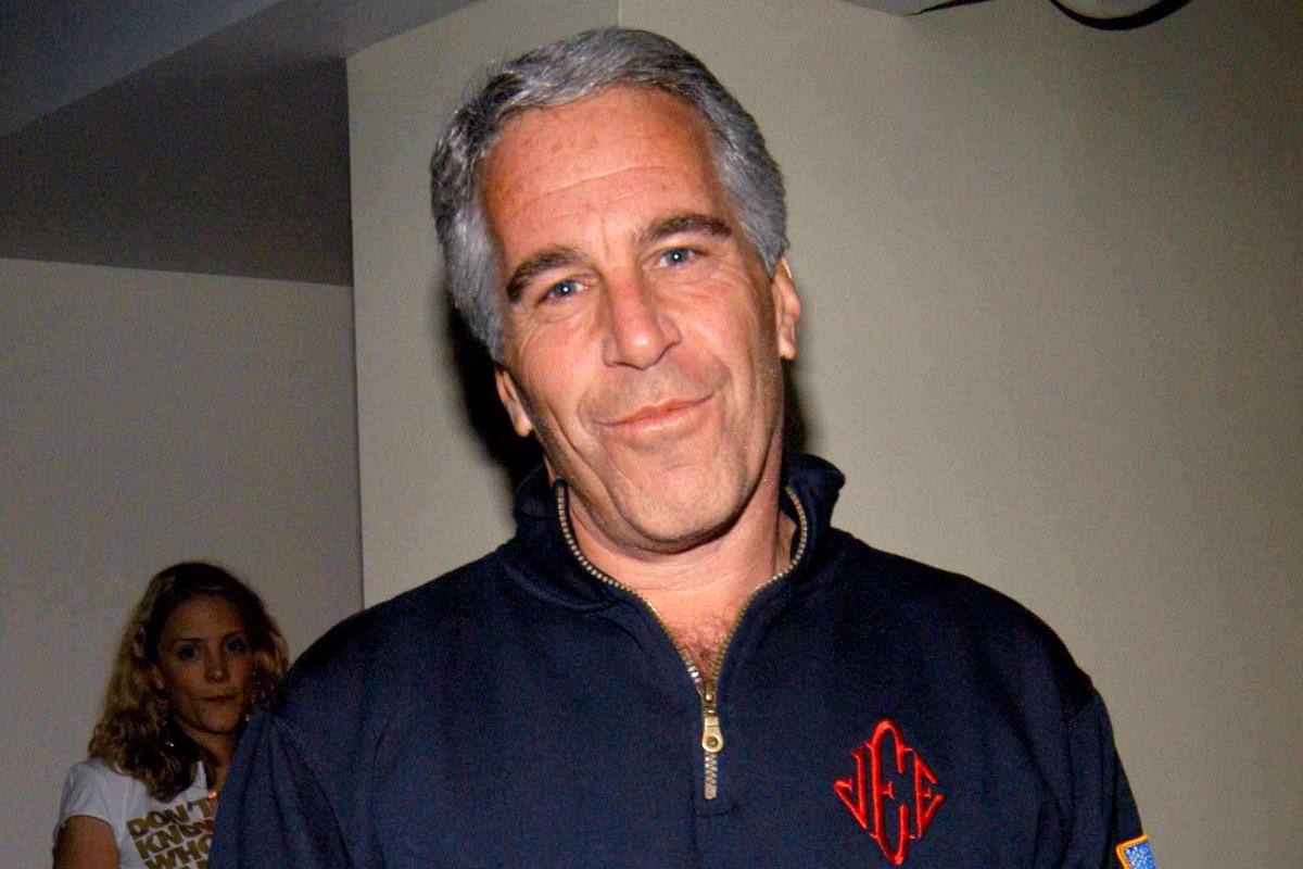 wallstwolverine's tweet photo. Jeffrey Epstein grabó en secreto cintas sexuales del príncipe Andrés, Richard Branson y Bill Clinton, según afirman los nuevos documentos desvelados. https://t.co/6nskwj8DQz