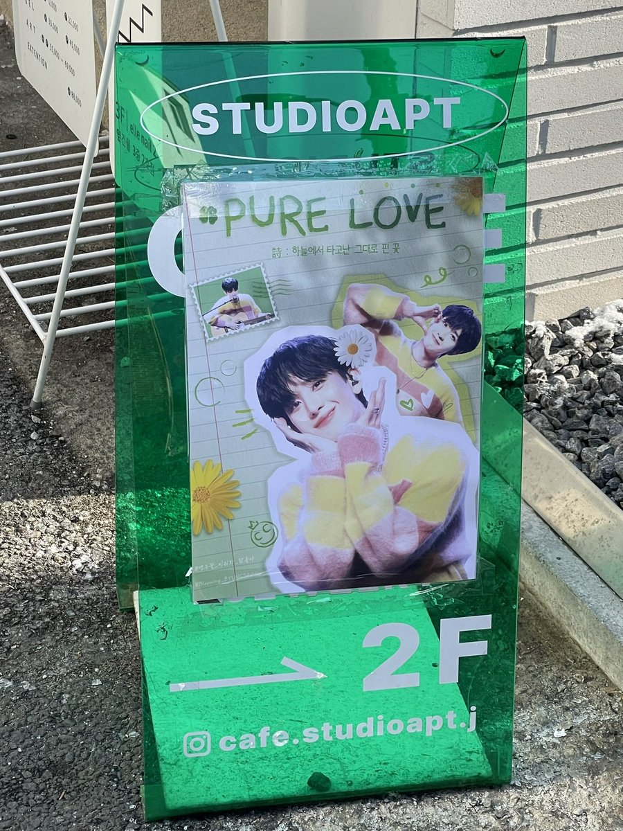 Bbangmong_S2's tweet photo. PURE LOVE
📍스튜디오앱트
추운 겨울에 태어난 병주에게 따듯한 봄날의 햇살을 선사해준 생일 카페였어요🌼
초록빛으로 물든 카페 테마 자체가 넘 예뻤고 디피랑 특전들 모두 주최분들의 정성이 가득 담겨있는게 느껴져서 몸도 마음도 따듯해졌어요💚
　
#병주꽃_피워봐_참좋아
#Blooming_BYUNGJOOday https://t.co/c9x41tZueK