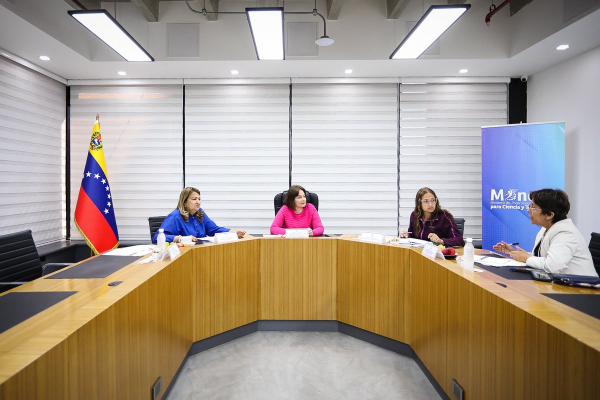 ¡El presidente orienta y nosotras cumplimos! Reunión de la Vicepresidencia Sectorial de Ciencia, Tecnología, Educación y Salud junto a la Vicepdta. sectorial @Gabrielasjr y las Min. @sandraoblitasr y @magalygutierrezvina. @NicolasMaduro @MPPEDUCACION