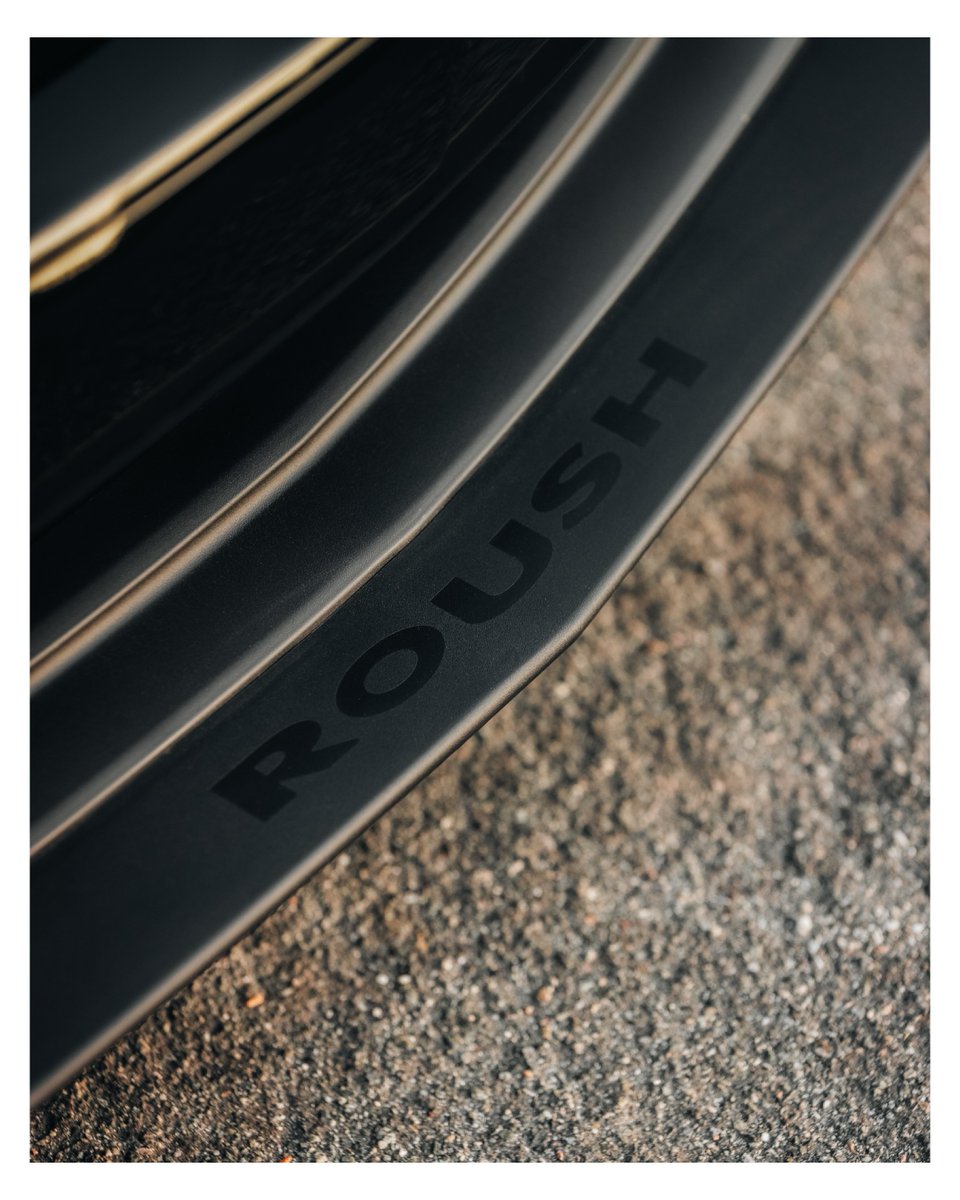 ROUSHPerf's tweet photo. An all-American icon - the Roush TRAKPAK Mustang. Race-tuned suspension, improved powertrain cooling, customizable exhaust and more. What's your favorite part about the TRAKPAK?
#RoushMustang #MustangLife #RoushPerformance https://t.co/tqwWGNsgve