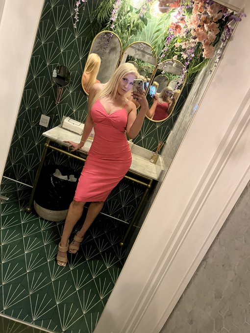 It&rsquo;s date night.. do you think you could wait till we get home to take me? 😏 https://t.co/jp5p9BNyRW