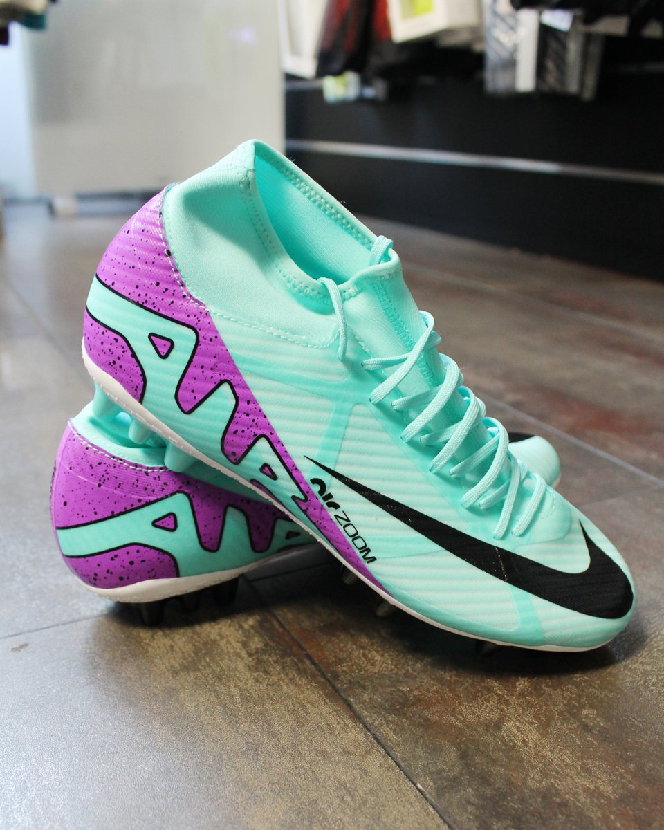 FutbolLago's tweet photo. Potencia tu juego con las #Nike Mercurial Zoom Superfly 9 Academy FG/MG👟

Diseñadas para #velocidad y precisión, ofrecen un ajuste dinámico y tracción superior en el campo.⚽

¡Domina cada sprint, giro y #gol!

Las tenemos en nuestra tienda de #Oviedo.✨
#lagodeportes #jomalago https://t.co/H6RSeoNcWX