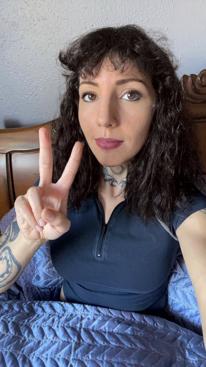 ModelFrankie's tweet photo. Apparently VOLUME = FRIZZY. 
Or FRIZZY = VOLUME. 🤷‍♀️🤔

#randomselfie #randomselfies #frizzyhair #frizzyhairdontcare #volumefrizzy #frizzyvolume #volumeequalsfrizzy #curlyhair #curlyhairproblems #badhairday https://t.co/7DFgC3kOdo