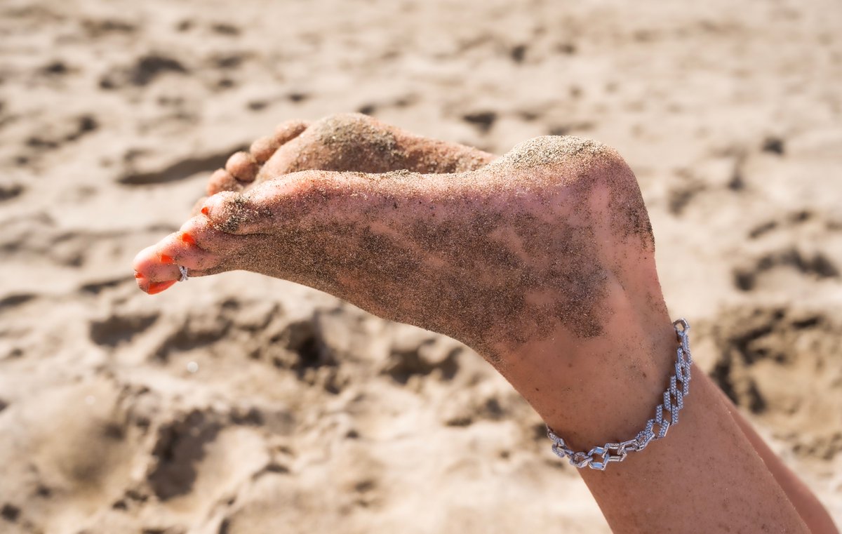 FlyingFeet777's tweet photo. I love to feel the sand on my feet on a lovely beach day 😍☀️
#feetlove #feetfetish #beachfeet #barefeet #toering https://t.co/V8jIC1DFYf