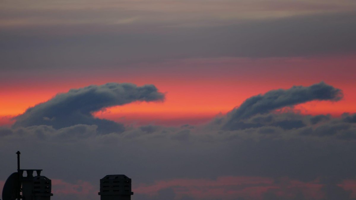 ☁️🌆 #InfoMétéo : Hier soir au large de #Toulon(83), des habitants ont eu l’occasion d’observer un phénomène naturel spectaculaire : une instabilité de Kelvin-Helmholtz qui donne un aspect de vague aux nuages. Merci pour ces sublimes photos ! 😍

 📲 #CotedAzurFrance #Meteo83