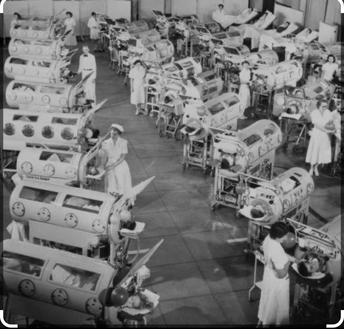 Bu fotoğraf 1956 yılındaki çocuk felci salgınına ait. Bu salgında binlerce çocuk, felç yüzünden solunum yetmezliği ile boğularak öldü veya sakat kaldı.

Çocuk felci aşısının bulunması ile  çocuk felcini artık nerdeyse hiç görmüyoruz.Bilim hayat kurtarır. Aşı bulunmasaydı