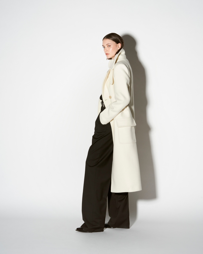 barbara_bui's tweet photo. Coats stand on their own to create a strong, dynamic, urban silhouette.

Photo @lachambrethomas 
Model @laiaveigar
Hair &amp; Makeup @flavioche

#wintercoat #barbarabui #winter24 #winterdressing #parisianbrand #frenchdesigner https://t.co/fwmvyYeKmo