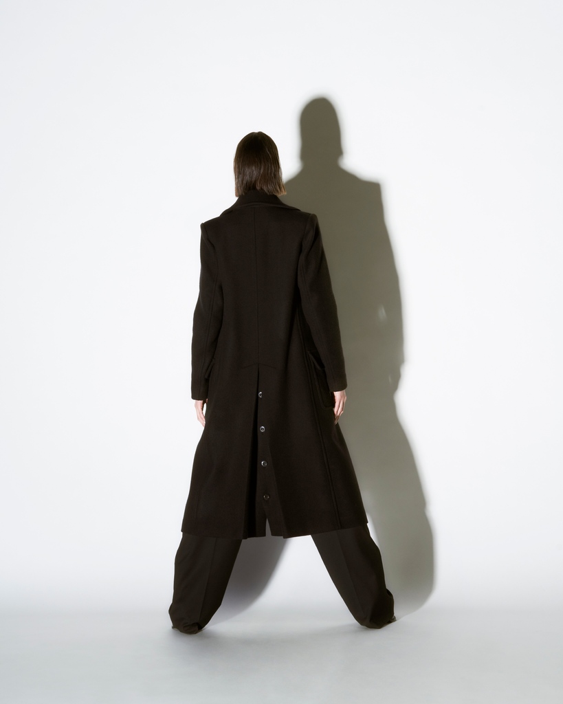 Coats stand on their own to create a strong, dynamic, urban silhouette.

Photo @lachambrethomas 
Model @laiaveigar
Hair &amp; Makeup <a href="/flavioche/">Flávio Cheloni</a>

#wintercoat #barbarabui #winter24 #winterdressing #parisianbrand #frenchdesigner