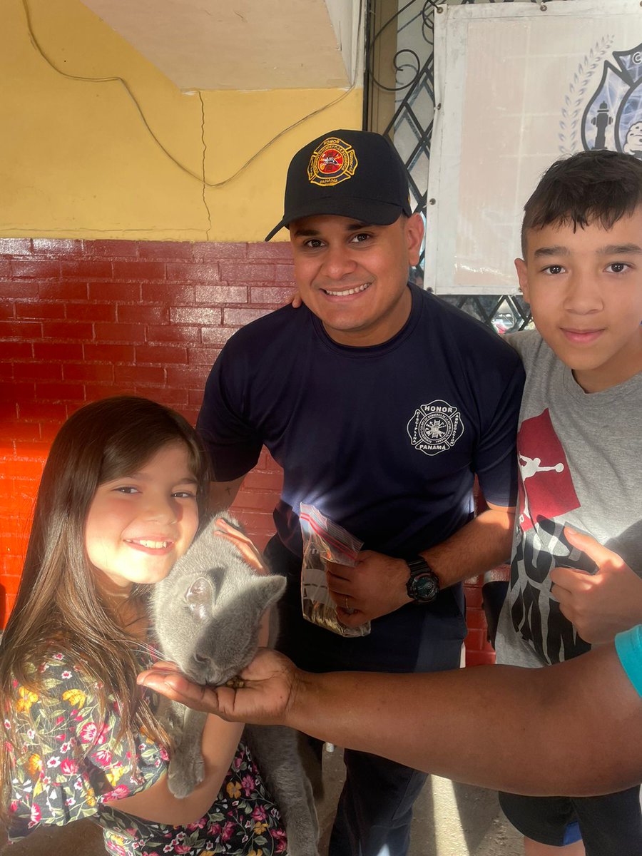 #PanamáMetro | En la noche del domingo, nuestro personal rescató un gato que se encontraba en el techo de un edificio ubicado en El Cangrejo. Esta mañana  los dueños del gato agradecieron al Cabo Fernando Juárez el rescate realizado. #SalvaguardandoVidas