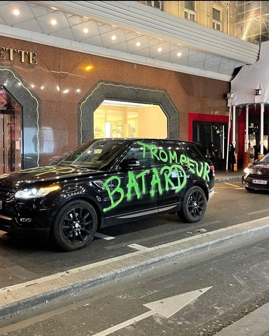 AlertesInfos's tweet photo. 🇫🇷 FLASH - « Trompeur, b*tard, p’tite b*te » : le rappeur Kaza aurait été victime de dégradations sur son véhicule hier soir. (X) https://t.co/sUo8BvRa8F