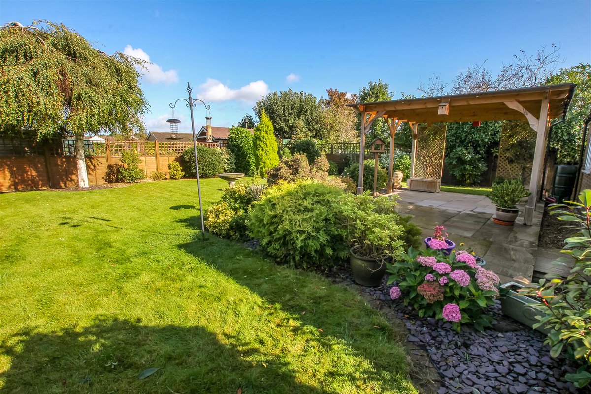 TheCarverGroup's tweet photo. 𝐍𝐞𝐰 𝐭𝐨 𝐭𝐡𝐞 𝐦𝐚𝐫𝐤𝐞𝐭

This is a superb extended bungalow in Northallerton.

With a living/dining room, extended open plan kitchen/garden room with roof lantern, 3 bedrooms, family bathroom, en-suite and beautiful rear garden🌿

🏡£415,000
➡️https://t.co/ICXdZb6rQ5 https://t.co/OfXAiOYXWK