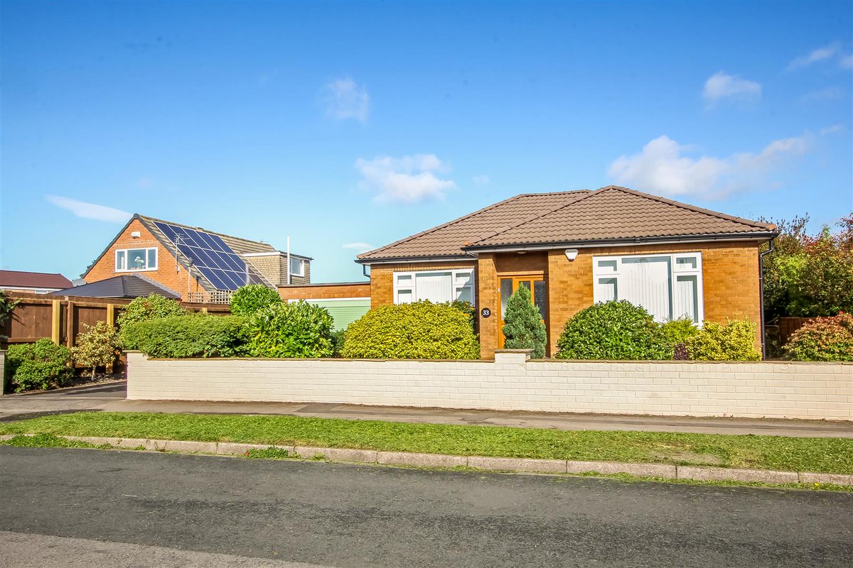 TheCarverGroup's tweet photo. 𝐍𝐞𝐰 𝐭𝐨 𝐭𝐡𝐞 𝐦𝐚𝐫𝐤𝐞𝐭

This is a superb extended bungalow in Northallerton.

With a living/dining room, extended open plan kitchen/garden room with roof lantern, 3 bedrooms, family bathroom, en-suite and beautiful rear garden🌿

🏡£415,000
➡️https://t.co/ICXdZb6rQ5 https://t.co/OfXAiOYXWK