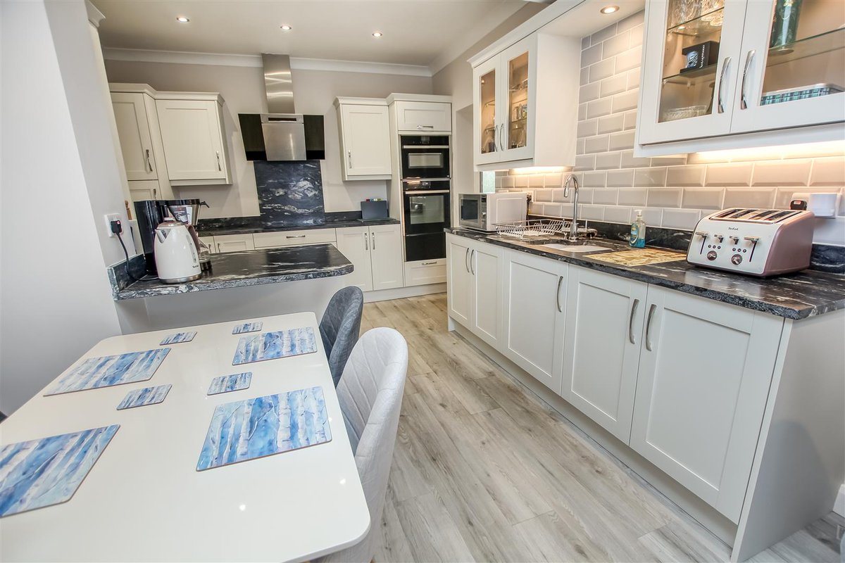 TheCarverGroup's tweet photo. 𝐍𝐞𝐰 𝐭𝐨 𝐭𝐡𝐞 𝐦𝐚𝐫𝐤𝐞𝐭

This is a superb extended bungalow in Northallerton.

With a living/dining room, extended open plan kitchen/garden room with roof lantern, 3 bedrooms, family bathroom, en-suite and beautiful rear garden🌿

🏡£415,000
➡️https://t.co/ICXdZb6rQ5 https://t.co/OfXAiOYXWK