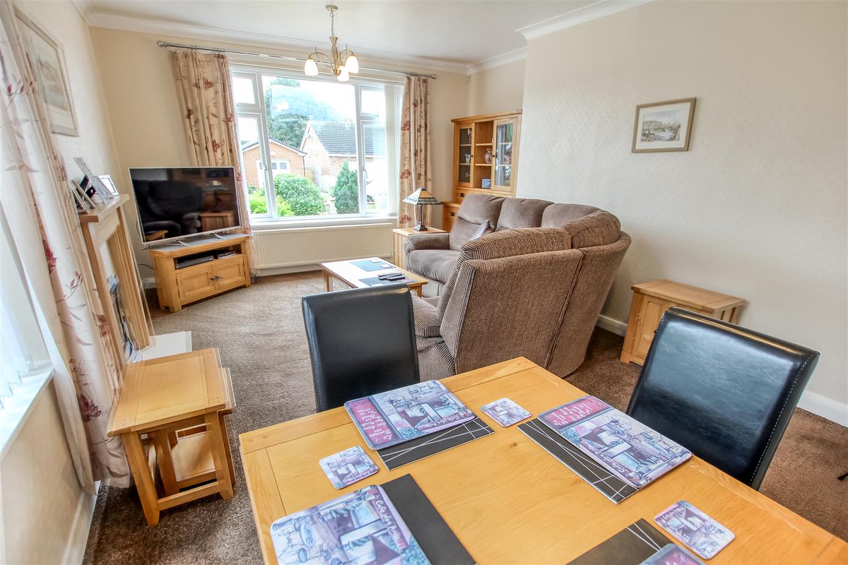 TheCarverGroup's tweet photo. 𝐍𝐞𝐰 𝐭𝐨 𝐭𝐡𝐞 𝐦𝐚𝐫𝐤𝐞𝐭

This is a superb extended bungalow in Northallerton.

With a living/dining room, extended open plan kitchen/garden room with roof lantern, 3 bedrooms, family bathroom, en-suite and beautiful rear garden🌿

🏡£415,000
➡️https://t.co/ICXdZb6rQ5 https://t.co/OfXAiOYXWK