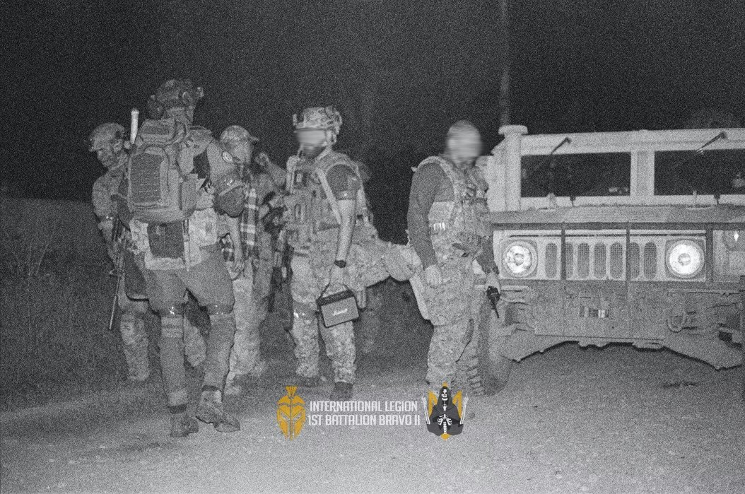 Bravo2_Legion's tweet photo. BRAVO 2 Platoon mounting on HMMWV at night time to deploy for an operation. https://t.co/GLl8XyvOxb
