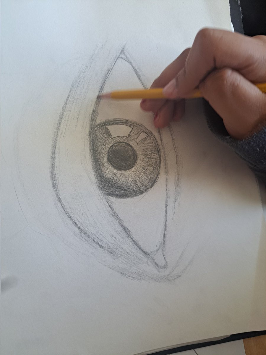 GenovaArt_EHS's tweet photo. Bobcat artists working on eye drawings with hatching and cross hatching #believe #TeamSISD #SISDFineArts @Puentes_MS @BEMooy_MPMS #dreamcreateachieve https://t.co/phJiT6FxIn
